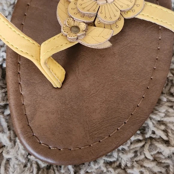 Womans Madeline yellow floral  sandal size 8 - Picture 9 of 10